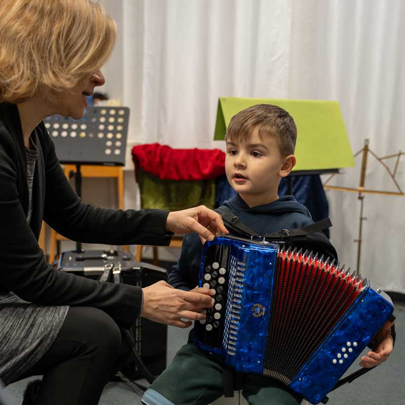 Akkordeon Einzelunterricht Kind Augsburg Oxana Strack