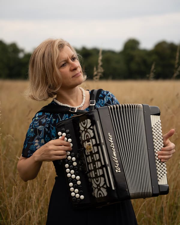 Oxana Strack, Musiklehrerin in Augsburg, mit ihrem Bajan